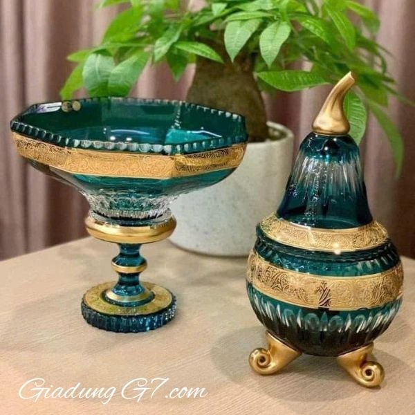 Thố pha lê quả lê Ales Zverina 3 chân xanh ngọc hoa văn khắc hoàn bằng tay size 30cm