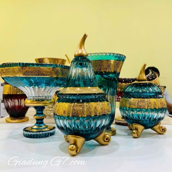 Thố pha lê quả lê Ales Zverina 3 chân xanh ngọc hoa văn khắc hoàn bằng tay size 30cm