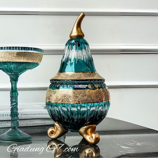 Thố pha lê quả lê Ales Zverina 3 chân xanh ngọc hoa văn khắc hoàn bằng tay size 30cm