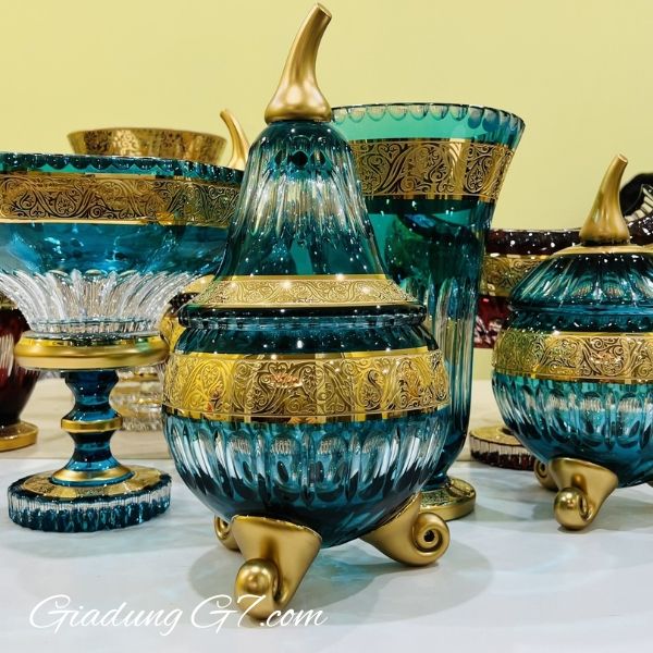 Thố pha lê quả lê Ales Zverina 3 chân xanh ngọc hoa văn khắc hoàn bằng tay size 30cm