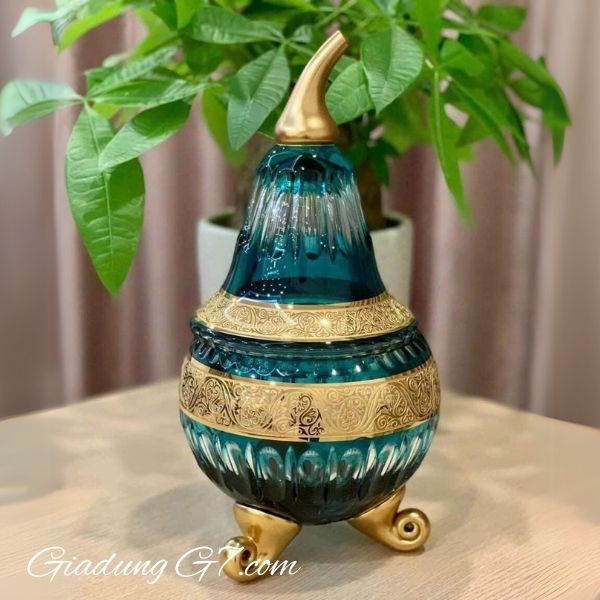 Thố pha lê quả lê Ales Zverina 3 chân xanh ngọc hoa văn khắc hoàn bằng tay size 30cm
