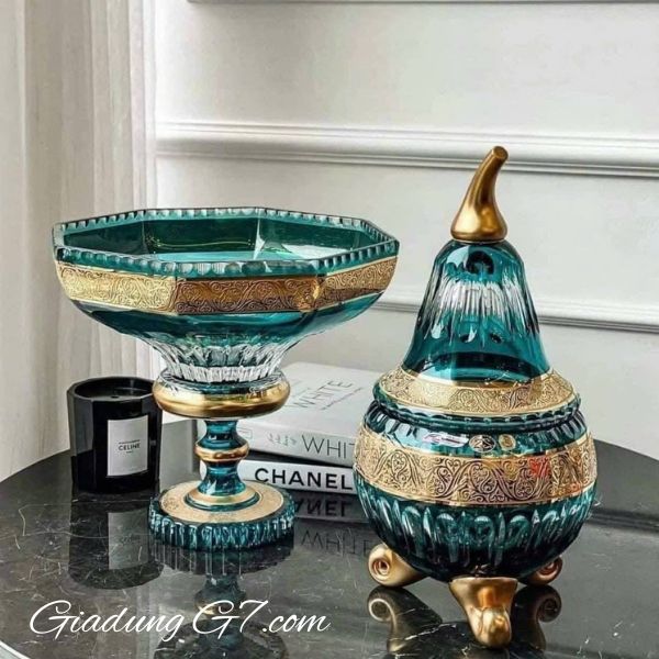 Thố pha lê quả lê Ales Zverina 3 chân xanh ngọc hoa văn khắc hoàn bằng tay size 30cm