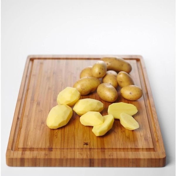 Thớt tre WMF Bread Knife Chopping Board 30×45cm&nbsp;rất chắc chắn và được làm bằng gỗ sồi cứng cáp