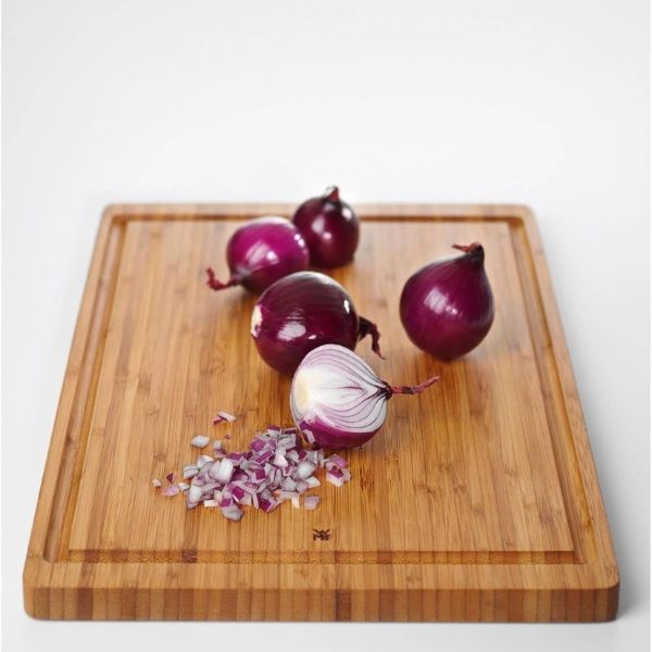 Thớt tre WMF Bread Knife Chopping Board 30×45cm được làm từ tre, nhẹ nhàng với lưỡi dao.