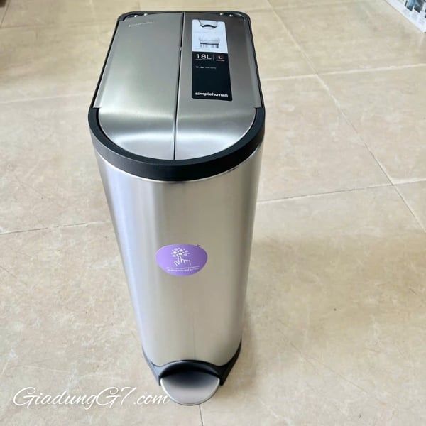 Thùng rác Simplehuman 18 Lít Thiết kế nắp bướm sáng tạo mở ra từ giữa để tạo khoảng trống cho nắp thấp.