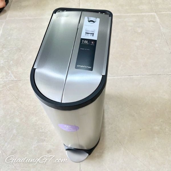 Thùng rác Simplehuman 18 Lít Thiết kế nắp bướm sáng tạo mở ra từ giữa để tạo khoảng trống cho nắp thấp.