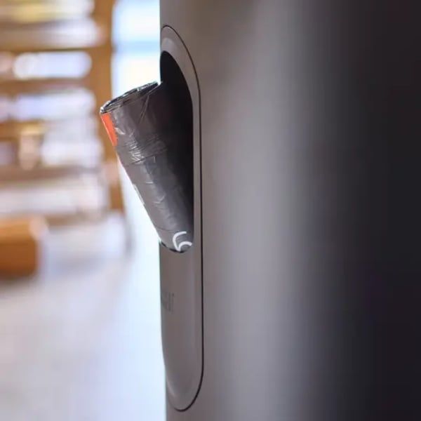 Thùng rác đạp chân Joseph Joseph 30149 30L Bàn đạp lớn, dễ dàng đẩy, vừa vặn với kích thước thùng.