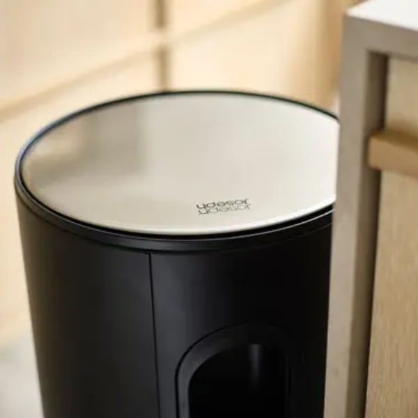 Thùng rác đạp chân Joseph Joseph 30149 30L Bàn đạp lớn, dễ dàng đẩy, vừa vặn với kích thước thùng.