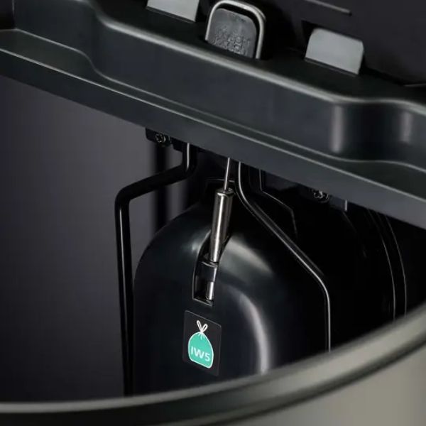 Thùng rác đạp chân Joseph Joseph 30149 30L Bàn đạp lớn, dễ dàng đẩy, vừa vặn với kích thước thùng.