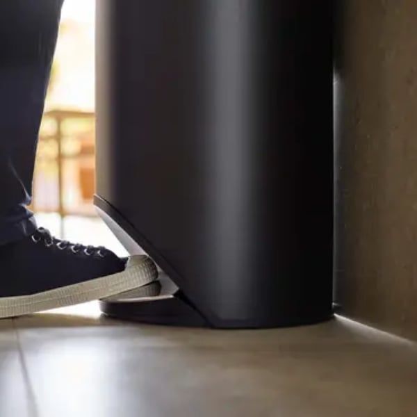 Thùng rác đạp chân Joseph Joseph 30149 30L Bàn đạp lớn, dễ dàng đẩy, vừa vặn với kích thước thùng.