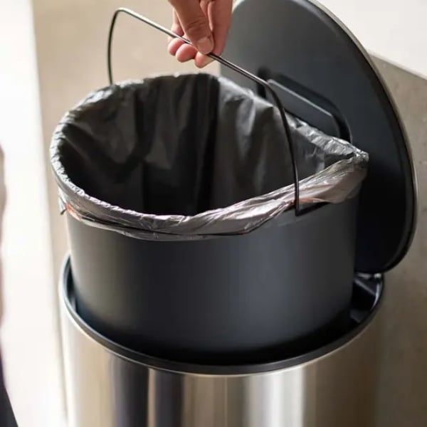 Thùng rác đạp chân Joseph Joseph 30149 30L Bàn đạp lớn, dễ dàng đẩy, vừa vặn với kích thước thùng.