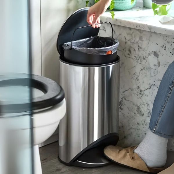 Thùng rác đạp chân Joseph Joseph 30152 10L Bàn đạp lớn, dễ đẩy, vừa vặn với kích thước thùng rác.