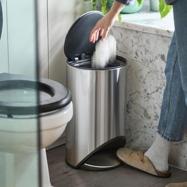 Thùng rác đạp chân Joseph Joseph 30152 10L Bàn đạp lớn, dễ đẩy, vừa vặn với kích thước thùng rác.