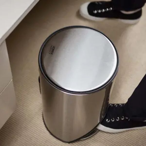 Thùng rác đạp chân Joseph Joseph 30152 10L Bàn đạp lớn, dễ đẩy, vừa vặn với kích thước thùng rác.