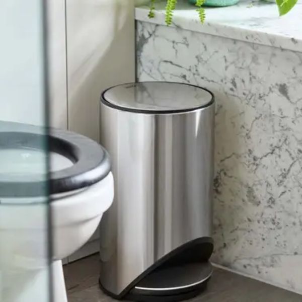 Thùng rác đạp chân Joseph Joseph 30152 10L Bàn đạp lớn, dễ đẩy, vừa vặn với kích thước thùng rác.