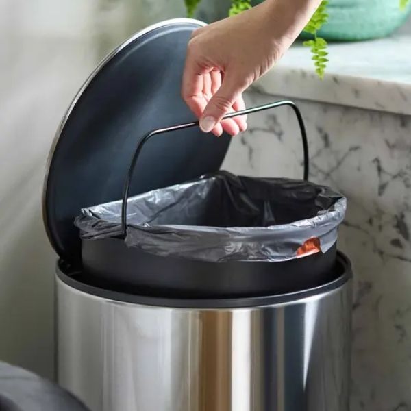 Thùng rác đạp chân Joseph Joseph 30152 10L Bàn đạp lớn, dễ đẩy, vừa vặn với kích thước thùng rác.