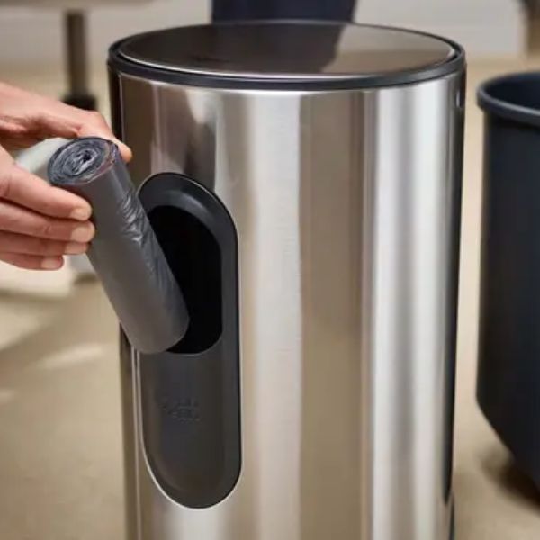 Thùng rác đạp chân Joseph Joseph 30152 10L Bàn đạp lớn, dễ đẩy, vừa vặn với kích thước thùng rác.