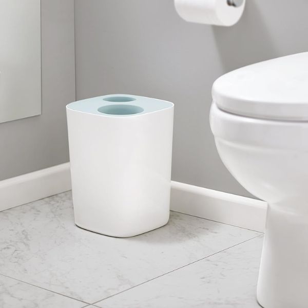 Thùng rác nhà tắm 2 ngăn Joseph Joseph 70505 Split 8L tiện dụng này có hai ngăn cho phép bạn phân loại rác thải và rác tái chế trong một thiết kế nhỏ gọn.