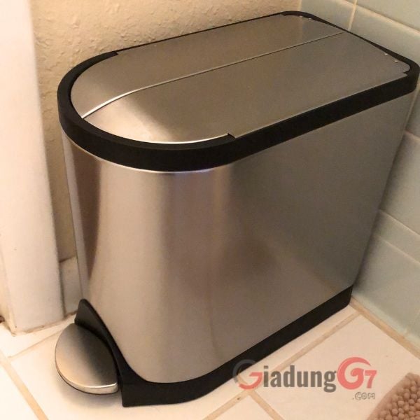 Thùng rác Simplehuman 10 Lít với Lớp hoàn thiện chống dấu vân tay chống lại vết bẩn để giữ cho thép không gỉ luôn sáng bóng.