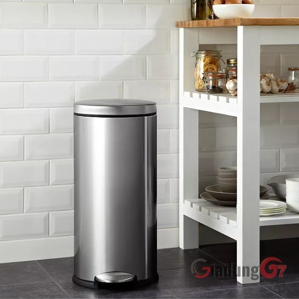 Thùng rác hình trụ tròn Simplehuman 30 lít là sự lựa chọn lý tưởng cho bất kỳ ngôi nhà nào với hình dạng tròn mang tính biểu tượng