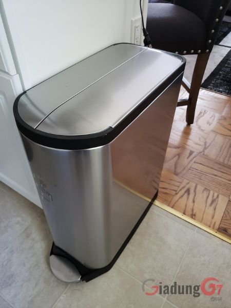 Thùng rác Simplehuman 45 Lít với Lớp hoàn thiện chống dấu vân tay chống lại vết bẩn để giữ cho thép không gỉ luôn sáng bóng.