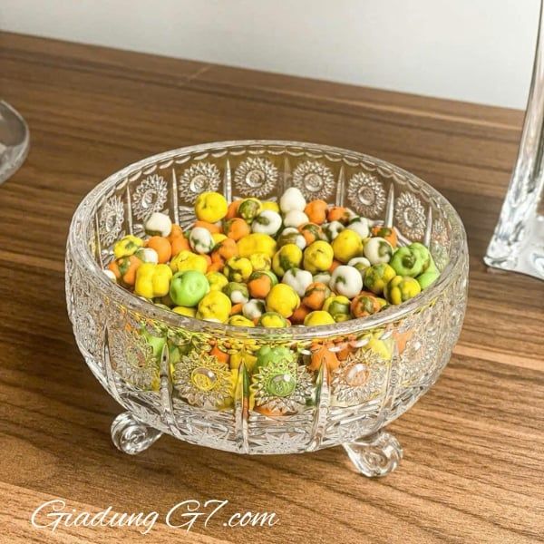 Tận hưởng khoảng thời gian ngọt ngào bên gia đình và bạn bè bằng cách phục vụ họ những món tráng miệng trong Tô pha lê mài Bohemia M57 3 chân.