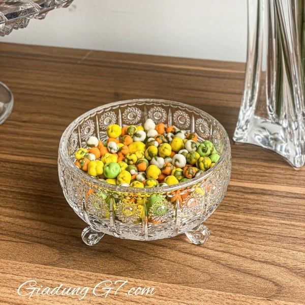 Tận hưởng khoảng thời gian ngọt ngào bên gia đình và bạn bè bằng cách phục vụ họ những món tráng miệng trong Tô pha lê mài Bohemia M57 3 chân.