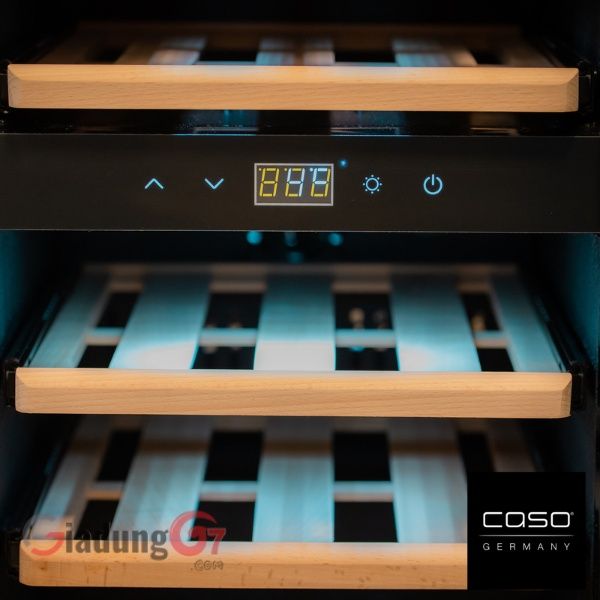 Tủ bảo quản rượu Caso WineExclusive 24 Smart được trang bị sáu kệ đựng đồ bằng gỗ, năm trong số đó được trang bị ngăn kéo ổ bi