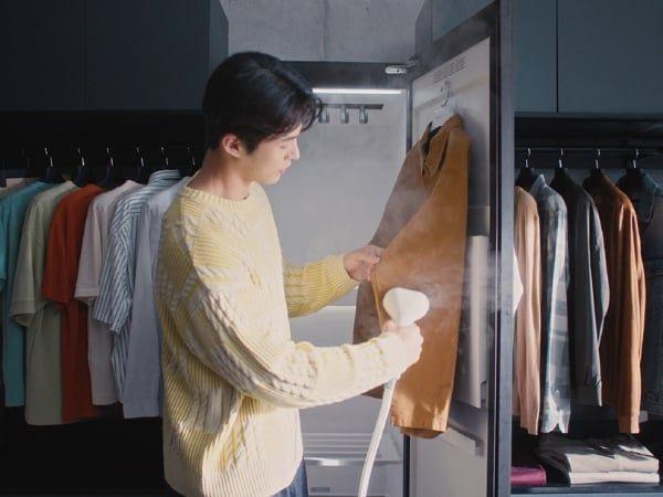 Tủ giặt hấp sấy LG Styler 2024 model SC5MHR60 với Bàn ủi riêng cầm tay