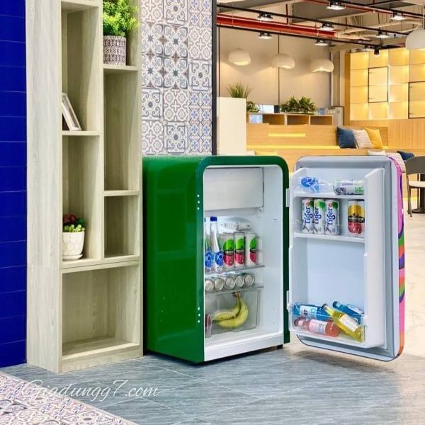 Tủ lạnh HCK 107L họa tiết cô gái  Lý Tưởng Cho Không Gian Nhỏ