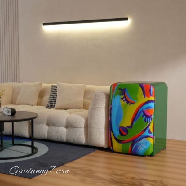 Tủ lạnh HCK 107L họa tiết cô gái Vệ Sinh Và Độ Bền Vượt Trội