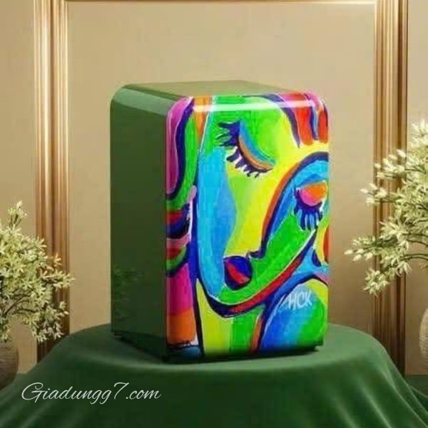 Tủ lạnh HCK 107L - Họa tiết cô gái&nbsp;sở hữu vẻ ngoài cổ điển đầy phong cách và dung tích lưu trữ thoải mái, hoàn hảo cho người độc thân hoặc gia đình nhỏ.