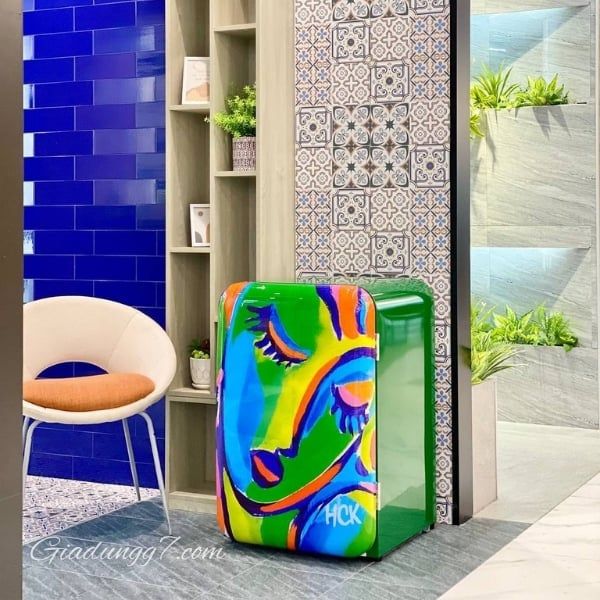 Tủ lạnh HCK 107L họa tiết cô gái Chức Năng Mạnh Mẽ – Làm Lạnh và Đông Lạnh Tối Ưu