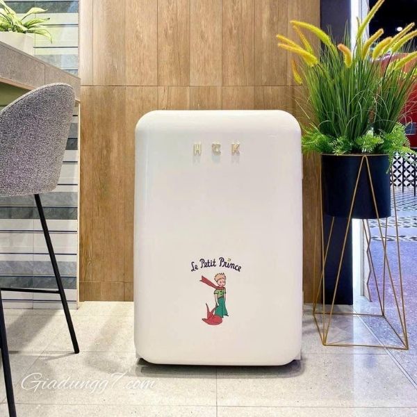 Tủ lạnh HCK 107L - Le Petit Prince&nbsp;sở hữu vẻ ngoài cổ điển đầy phong cách và dung tích lưu trữ thoải mái