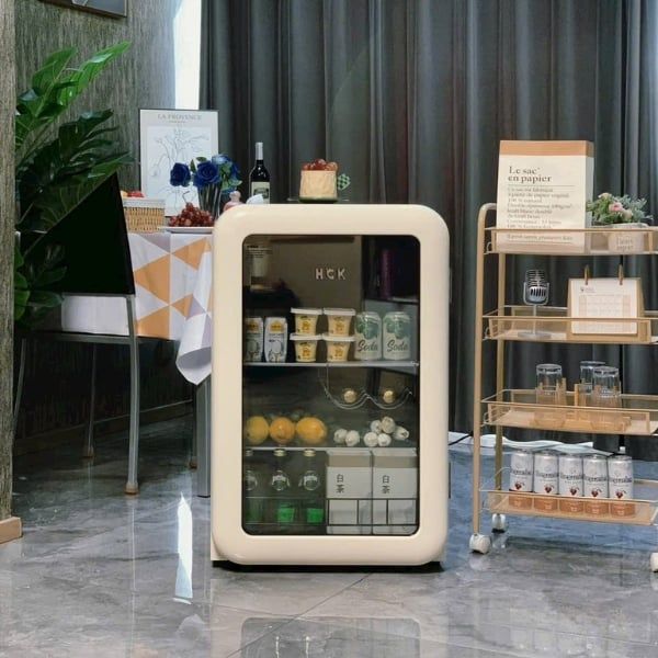 Tủ lạnh HCK 107L - Màu Be Mặt Kính&nbsp;sở hữu vẻ ngoài cổ điển đầy phong cách và dung tích lưu trữ thoải mái