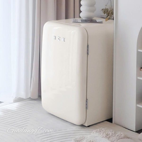 Tủ lạnh HCK 107L - Màu Be&nbsp;Thiết Kế Cổ Điển Và Chức Năng Mạnh Mẽ Tủ lạnh HCK 107 lít&nbsp;mang đến một thiết kế cổ điển hoàn hảo, với mặt bếp trắng và các đường nét tinh tế gợi nhớ đến