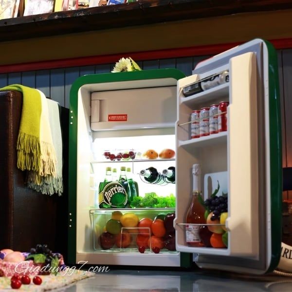 Tủ lạnh HCK 107L - Màu Cờ Ý&nbsp;Giữ cho đồ uống của bạn luôn mát lạnh.