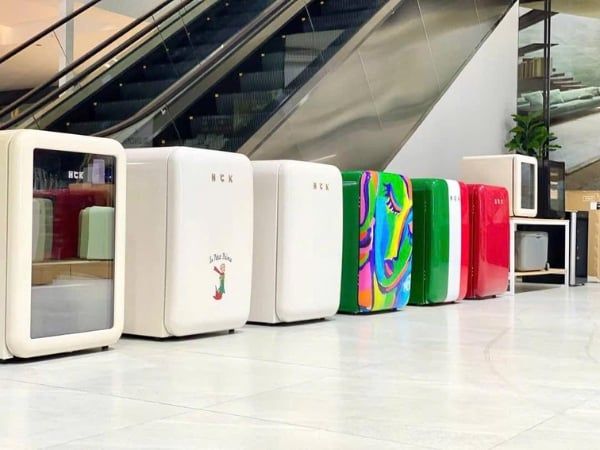 Tủ lạnh HCK 107L họa tiết cô gái Với thiết kế cổ điển độc đáo, chức năng làm lạnh và đông lạnh mạnh mẽ