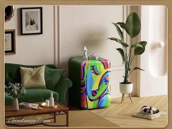 Tủ lạnh HCK 107L họa tiết cô gái Với thiết kế cổ điển độc đáo, chức năng làm lạnh và đông lạnh mạnh mẽ