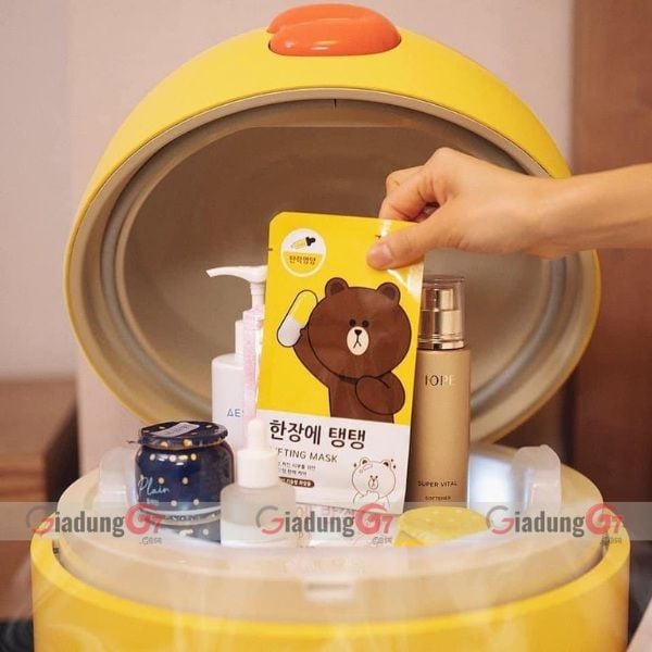 Tủ lạnh mini Ccomo x Line Friends dễ dàng đựng riêng biệt mỹ phẩm hoặc thức ăn riêng cho bé tiện lợi.