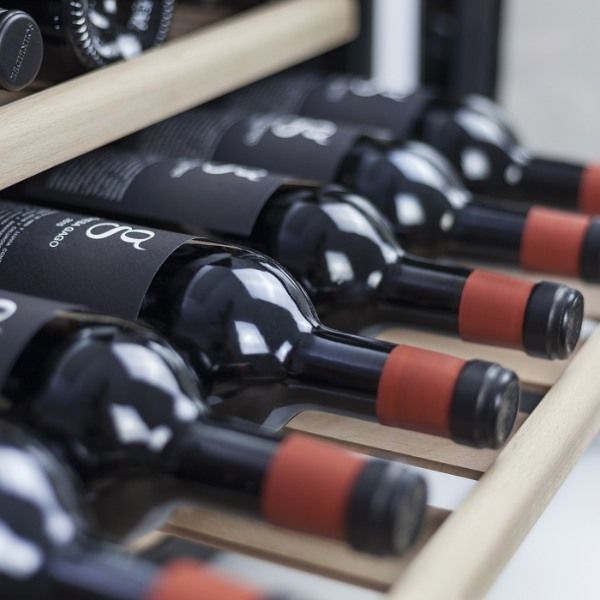 Tủ bảo quản rượu Caso WineSafe 18 EB sử dụng công nghệ làm mát bằng máy nén, giảm rung động