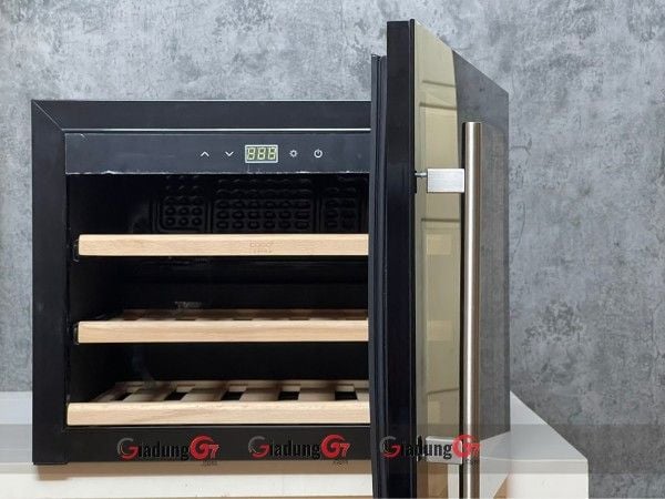 Tủ bảo quản rượu Caso WineSafe 18 EB Thiết kế vượt thời gian với mặt kính trang nhã và tay cầm bằng thép không gỉ