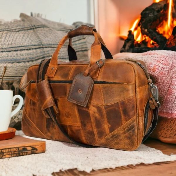 Túi da thật Aaron Leather Goods Patchwork 2 ngăn đựng giày là lựa chọn lý tưởng để đơn giản hóa chuyến đi của bạn.