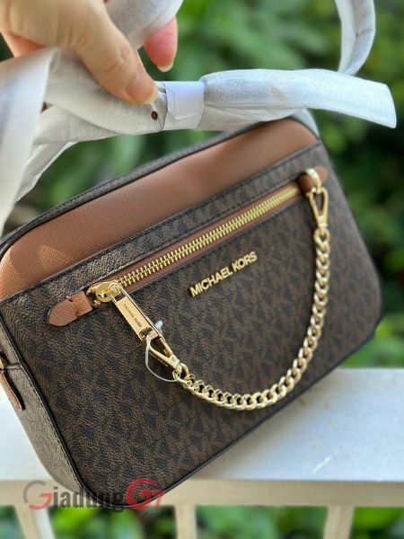 Một số hình ảnh của Túi đeo chéo Michael Kors Jet Set Large Logo Crossbody Bag