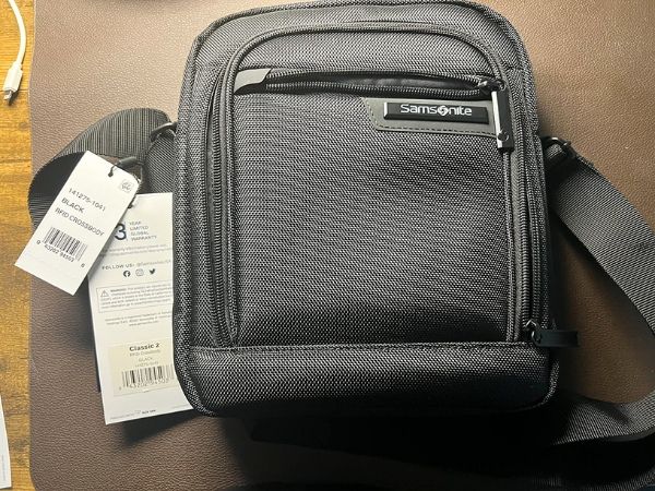 Túi đeo chéo Samsonite với lớp lót bảo vệ RFID bổ sung làm cho chiếc túi này trở thành một chiếc túi du lịch hoặc túi hàng ngày tuyệt vời