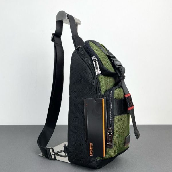 Túi đeo chéo Samsonite Vertical Ballistic được thiết kế bằng nylon chống mài mòn chất lượng cao và nhiều túi đa chức năng