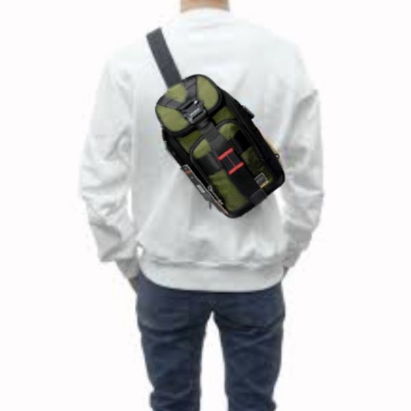 Túi đeo chéo Samsonite Vertical Ballistic được thiết kế bằng nylon chống mài mòn chất lượng cao và nhiều túi đa chức năng