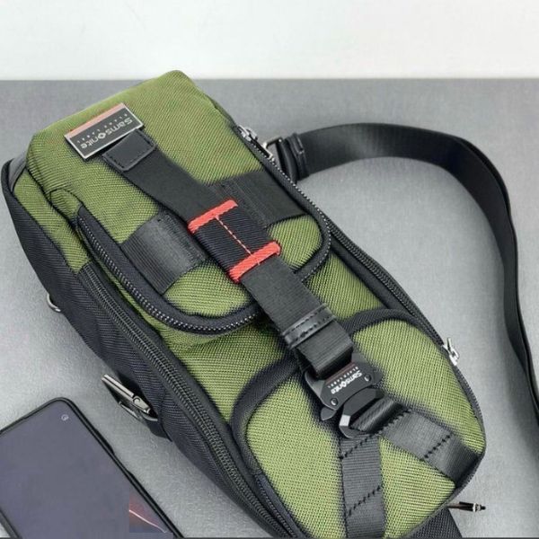 Túi đeo chéo Samsonite Vertical Ballistic được thiết kế bằng nylon chống mài mòn chất lượng cao và nhiều túi đa chức năng