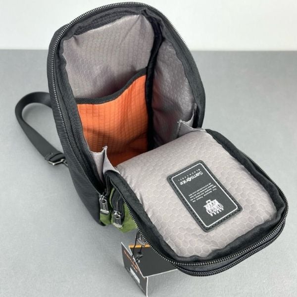 Túi đeo chéo Samsonite Vertical Ballistic được thiết kế bằng nylon chống mài mòn chất lượng cao và nhiều túi đa chức năng