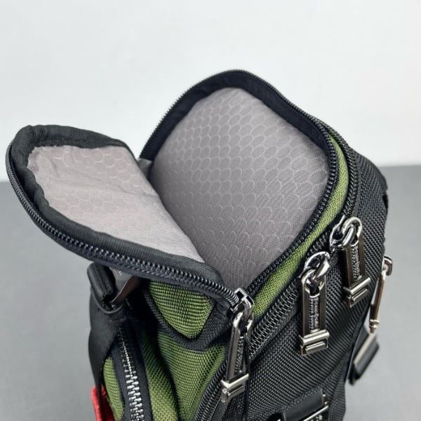 Túi đeo chéo Samsonite Vertical Ballistic được thiết kế bằng nylon chống mài mòn chất lượng cao và nhiều túi đa chức năng